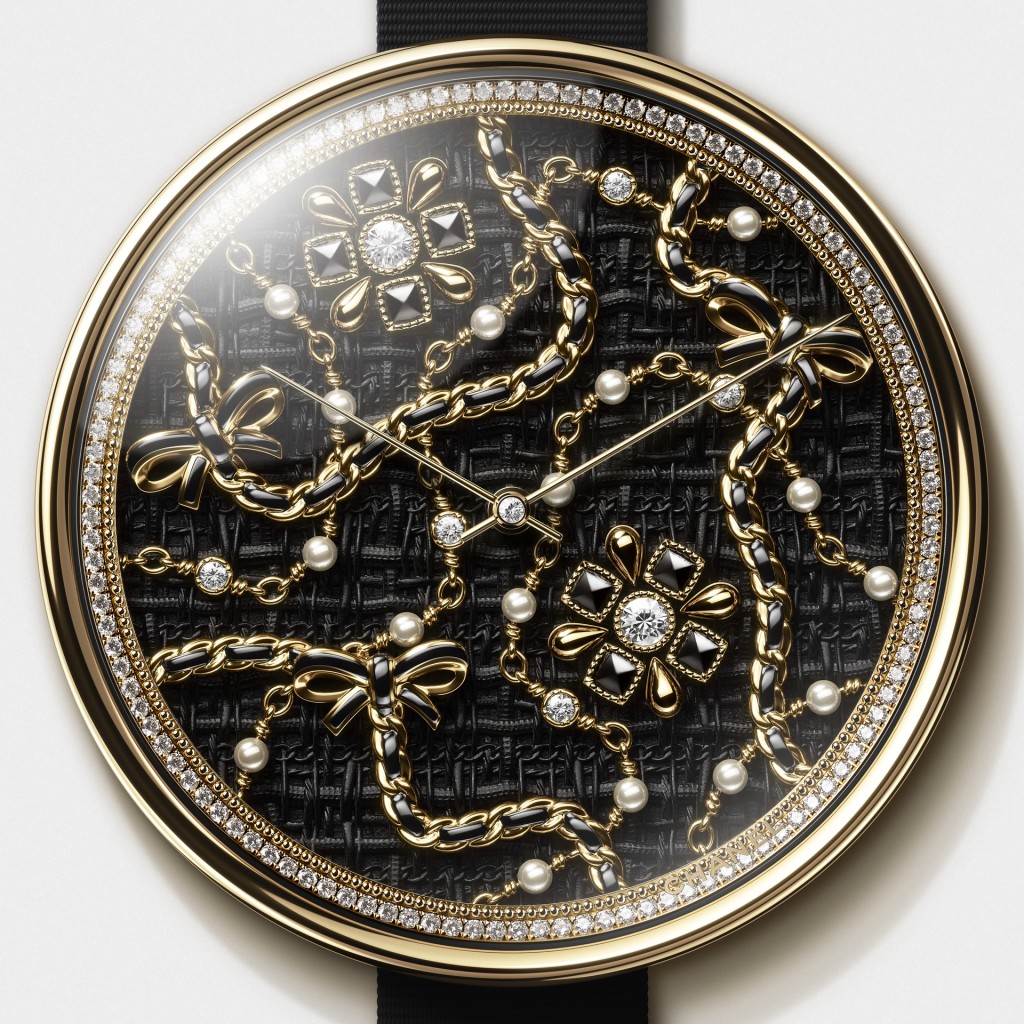 Mademoiselle Privé Pique-Aiguilles Pearls Motif Watch，在黑色斜紋軟呢表盤上點綴多款寶石，長項鏈上鑲有珍珠、黑瑪瑙和鑽石，還有拜占庭風格的十字胸針。全表鑲嵌鑽石394顆，約重4.08卡。